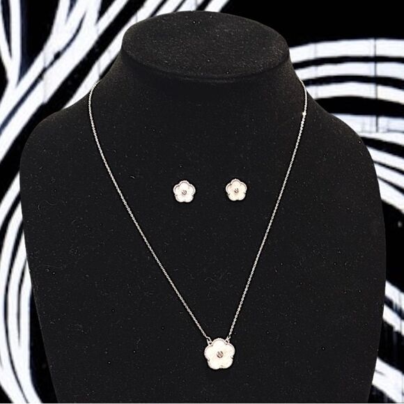 RHODIUM PLATED CLOVER EARRINGS AND NECKLACE SET IN GRAY MOTHER OF PEARL. - Picture 6 of 6